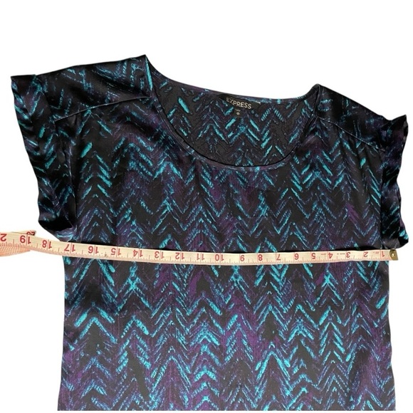 Express V-neck blouse Size:S and one crew neck size:xs - Picture 13 of 16